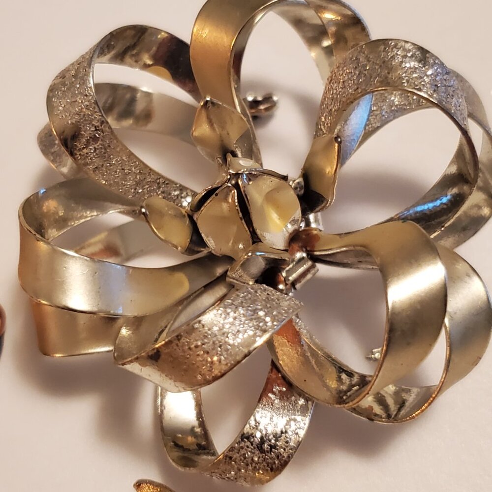8 Pins or Brooches, items # A-1194-1201, wt.  105 grams. - Picture 5 of 15